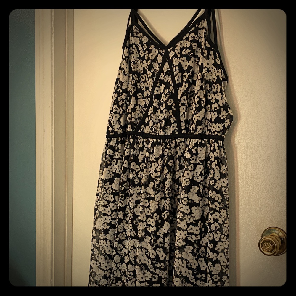 Black /white design flowers sleeveless dress